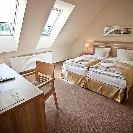 Hotel Cesarskie Ogrody 3*